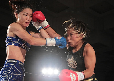 Ai Takahashi (left) defeats Mei Yamaguchi (right) in tournament semi-final