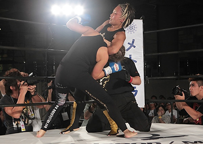 Mei Yamaguchi (right) defeats Samanta van Dole (left) in tournament quarterfinal