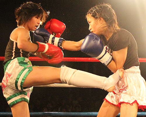 Saya Ito (left) vs Yukari Yamaguchi (right)